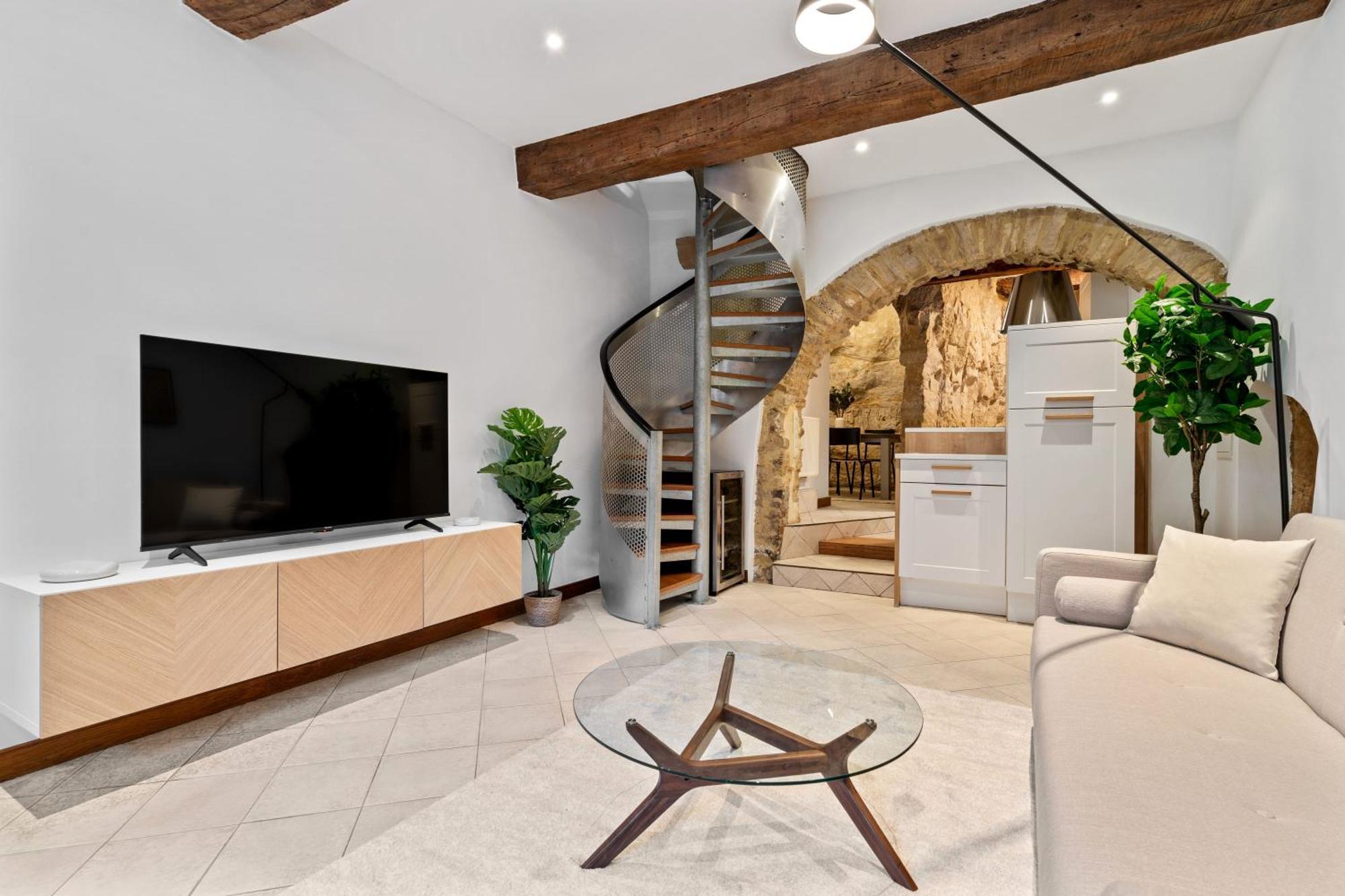 Апартаменты Cozy With Smart Tv, Elevator & Equipped Kitchen